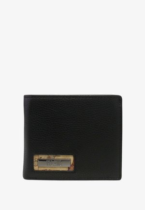 Portafoglio in pelle nera con superficie testurizzata, dotato di una placca logo metallica e un accento decorativo sulla parte anteriore. Design a bi-fold.