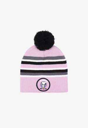 Gorro de lana rosa con rayas negras y blancas, rematado con un pompón negro. Presenta un parche circular de "Peanuts" con el diseño de Snoopy.