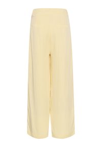 Pantaloni gialli a gamba larga con una texture liscia, dotati di una vita a media altezza e due tasche posteriori, mostrati da dietro.