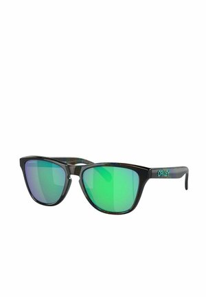 Occhiali da sole neri con lenti a specchio verdi, design a occhio di gatto angolare, montatura testurizzata e decorazioni sugli steli.