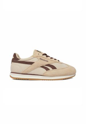 Beige og brun Reebok sneaker med mesh og ruskindsoverdel, mørkebrun logo-striber, snørebånd og en lys gummisål.