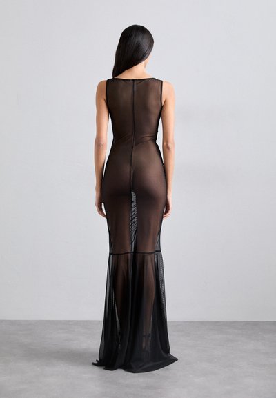 Schwarzes, durchsichtiges langes Kleid mit einer taillierten Silhouette, Rundhalsausschnitt und einem fließenden Saum mit mehrlagigem Netztextil, das ein minimalistisches Design betont.