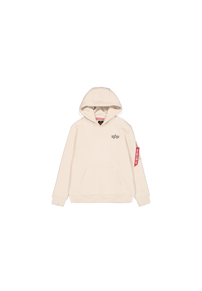 Sudadera color crema con un bolsillo frontal, capucha con cordones y un logo bordado. Presenta un parche rojo en la manga izquierda. Material de algodón.