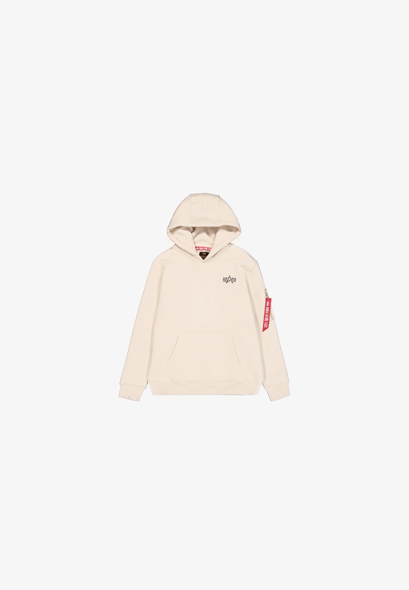 Sudadera color crema con un bolsillo frontal, capucha con cordones y un logo bordado. Presenta un parche rojo en la manga izquierda. Material de algodón.