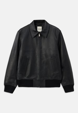 Chaqueta bomber de cuero negro con cuello, cremallera frontal y dos bolsillos laterales. Presenta puños y dobladillo acanalados para un ajuste ceñido.