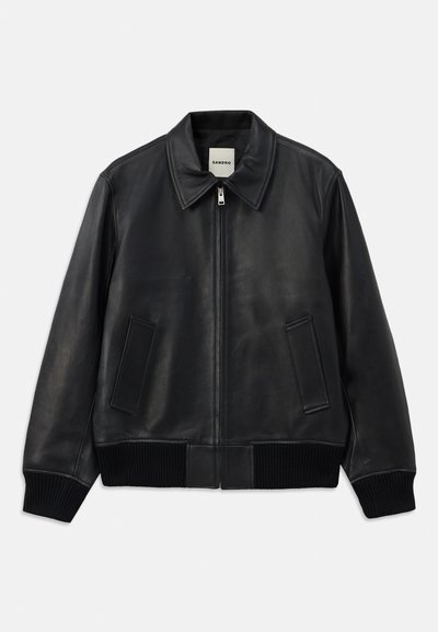 Veste en cuir noir de type bomber avec un col, fermeture éclair à l'avant et deux poches latérales. Comprend des poignets et un ourlet côtelés pour un look ajusté.
