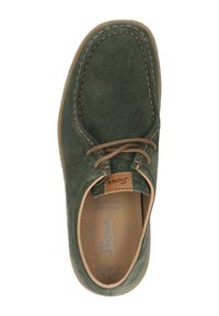 Grüner Wildlederschuh mit runder Zehenpartie, cremefarbigen Nähten, braunen Lederakzenten und Schnürdesign. Weiche Innenausstattung sichtbar.