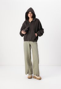 Weekday EDEL ZIP - Mikina so zipsom - dark brown pigment wash