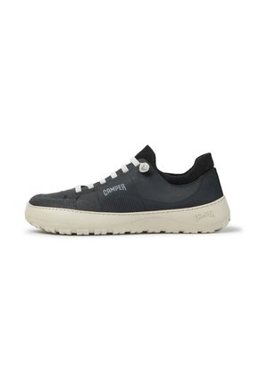 Sort lavtop-sneaker med hvid sål og snørebånd, strikket krave og "Camper" logo på siden og sål.