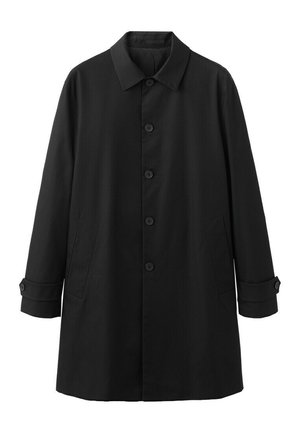 Abrigo negro de hombre con mangas largas, cierre de botones, cuello puntiagudo, bolsillos laterales y puños abotonados, presentado sobre un fondo blanco.