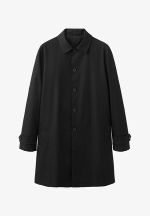 Crni muški kaput dugih rukava s kopčanjem na gumbe, šiljastim ovratnikom, bočnim džepovima i manžetnama s gumbima, prikazan na bijeloj pozadini.