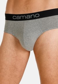 Slip in cotone grigio con vita nera che presenta la scritta "camano" in lettera grigia, texture liscia e design aderente.