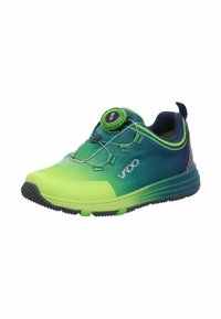 Grüner und blauer Sportschuh mit einem Obermaterial aus Netzstoff, Boa-Schnürsystem, strukturiertem Sohle und Farbverlauf-Design. Mit reflektierenden Akzenten.