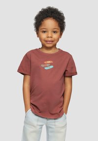 Bruine katoenen t-shirt met korte mouwen en een ronde halslijn, met een kleurrijke grafische print van skateboards op de voorkant.