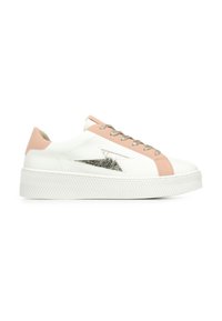 Sneakers bianche con accenti in suede rosa e dettagli metallici argento. Presentano una suola bianca spessa con un motivo a zigzag.