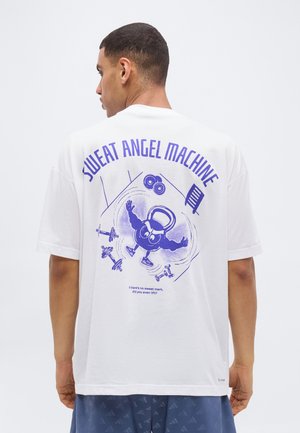 Homme de dos portant un t-shirt blanc avec un personnage kettlebell violet, des haltères et le texte « Sweat Angel Machine » dans le dos.