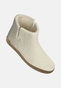 Pantofole da interno in feltro bianco morbido con una scollatura bassa alla caviglia e suola beige cucita, dotate di una piccola linguetta laterale.