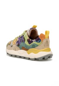 Sneaker multicolore caratterizzata da camoscio e tessuto, con accenti viola, verde e arancione. Suola spessa con battistrada antiscivolo. Linguetta sul tallone.