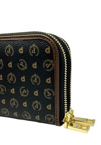 Portafoglio nero testurizzato con motivo a logo dorato, rifiniture in pelle marrone, due zip dorate e tirazip dorati.
