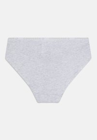 Γκρι βαμβακερό σλιπ με λευκή ελαστική ζώνη που φέρει το λογότυπο "Converse" σε ελαφριά γραμματοσειρά. Μαλακή υφή, κλασικό σχήμα.