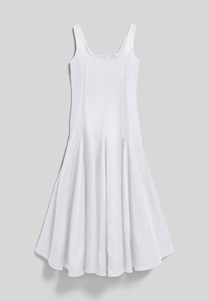 Robe blanche sans manches avec encolure arrondie et ourlet évasé, présentée à plat sur fond gris.