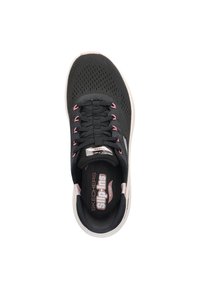 Zwarte sneaker met een bovenwerk van mesh, roze accenten op de veters en een gestructureerde zool. Heeft een instapontwerp en een gepolsterde binnenzool voor comfort.