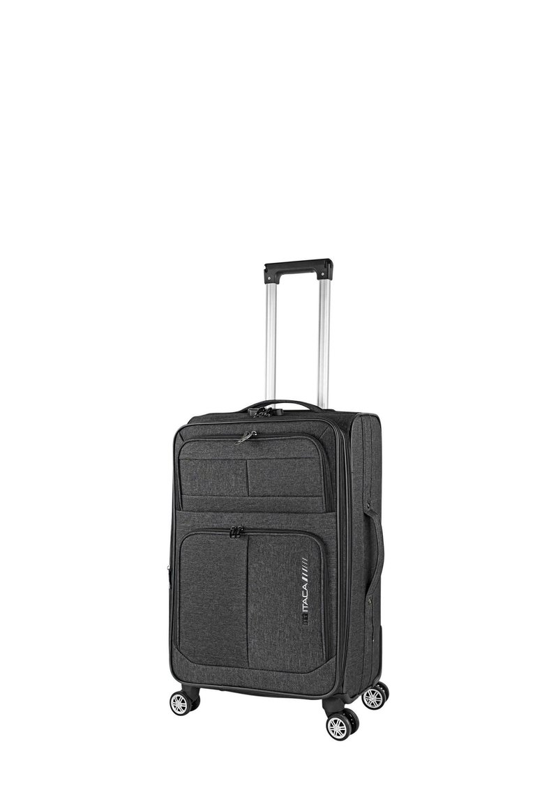 Maleta de tela negra con asa telescópica, cuatro ruedas giratorias, dos bolsillos frontales con cremallera y superficie texturizada.