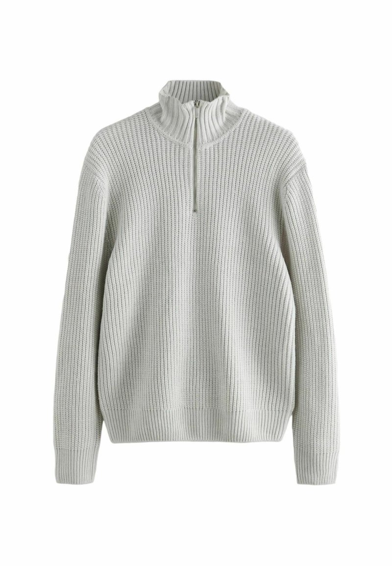 Pull-over quart-de-zip gris clair à côtes avec col haut et manches longues ; texture douce avec une coupe décontractée et des poignets et un ourlet élastiques.