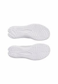 Suela de zapatilla deportiva blanca con un patrón de agarre texturizado y un diseño de banda de rodadura pronunciado, con una marca en la entresuela.