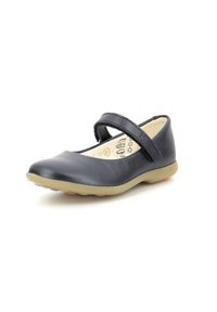 Zapato Mary Jane de cuero negro con punta redondeada, suela plana de goma beige y una correa ajustable en la parte superior. Textura sutil visible.