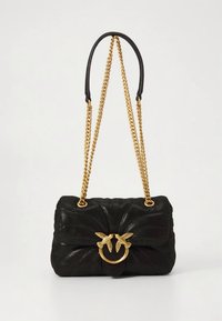Černá kabelka s plisováním, zlatým řetízkovým popruhem a smyčkovým kováním s dekorativními ptáčky na přední straně. Povrch z texturované kůže.