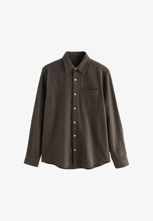 Tumepruun pikka varrukaga nööbitav särk, millel on krae ja üks rinnatasku, eksponeeritud valgel taustal.