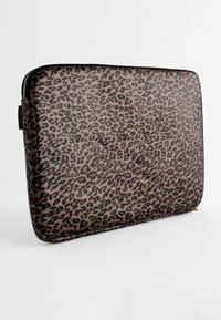 Luipaardprint laptophoes, rechthoekige vorm, gemaakt van glad synthetisch materiaal, voorzien van een zwarte rits en een ritslip met goudkleurige afwerking.