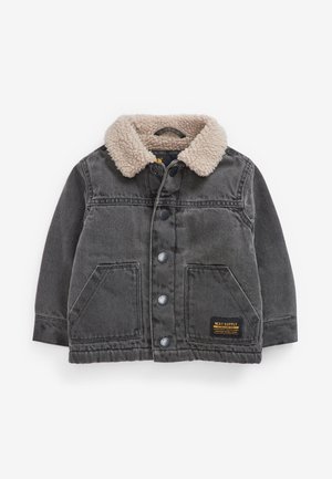 Chaqueta de mezclilla gris con cuello de piel sintética color beige. Cuenta con botones plateados, dos bolsillos delanteros y una etiqueta en el bolsillo inferior.