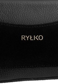 Portafoglio in pelle nera con una superficie texturizzata, dettagli lisci e il logo dorato "RYŁKO". Design rettangolare compatto.