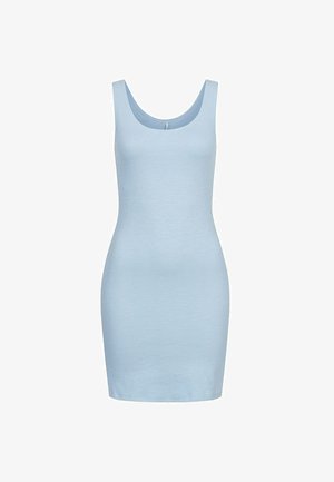 Abito tank a coste di colore azzurro chiaro con scollo a barchetta e silhouette aderente, caratterizzato da una texture morbida e una finitura liscia.
