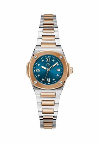 Zegarek w odcieniach srebra i złota z okrągłą niebieską tarczą, cyframi rzymskimi, diamentowymi akcentami oraz bransoletą ze stali nierdzewnej z naprzemiennymi ogniwami.