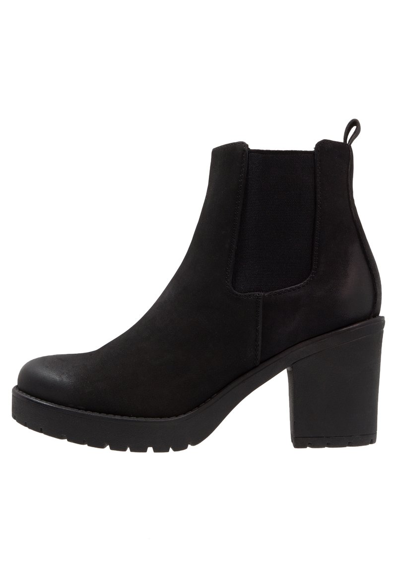 Bota negra de tobillo en ante y material sintético, con un tacón grueso, paneles laterales elásticos y punta redondeada con suela texturizada.