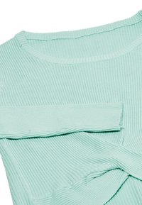 Helles mintgrünes geripptes Sweater mit rundem Halsausschnitt und verdrehtem Vorderteil. Weiche Textur und lange Ärmel.