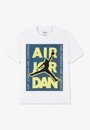 Valge t-särk, millel on sinine ruudukujuline graafika, kus on kollase "AIR JORDAN" tekst ja must korvpallimängija siluett hüppe keskel.