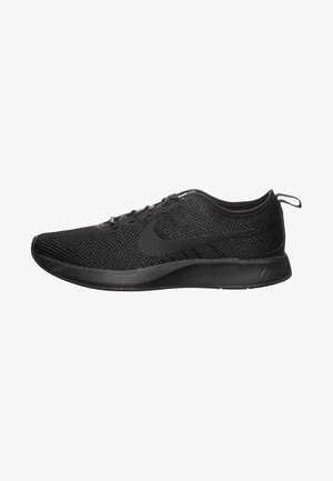 Czarny but do biegania Nike z cholewką z siateczki, zapięciem na sznurowadła, amortyzowaną podeszwą i pętelką na pięcie, pokazany z profilu.