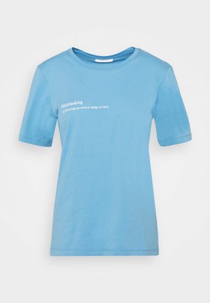 T-shirt bleu clair à manches courtes avec texte blanc sur le côté gauche de la poitrine indiquant : « Multitâche (v) Faire plusieurs erreurs en même temps. »