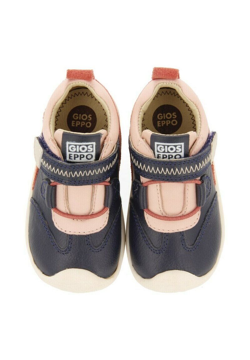 Marineblaues und pinkes Lederabenteuer-Schuhwerk für Kleinkinder mit einem Velcro-Riemen, abgerundeter Zehenpartie und beiger Gummisohle; mit Logo auf der Zunge und dekorativen Nähten.