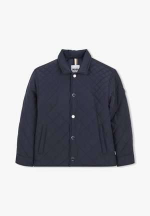 Marineblå quiltet jakke laget av glatt, vannavstøtende stoff. Har trykknapper, sidelommer og et klassisk krage-design.