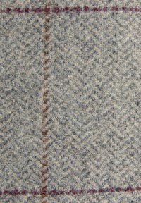 Wełniana tkanina w jodełkę w odcieniach szarości, z delikatną fakturą i czerwoną linią podkreślającą wzór.