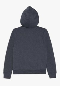 Felpa con cappuccio grigia scura realizzata in tessuto morbido, con un grande cappuccio, maniche lunghe e un design semplice con polsini e orlo a coste.