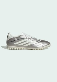 Chaussure de football Adidas Copa argent avec des bandes blanches et une semelle en caoutchouc blanche à petits crampons, vue latérale sur fond clair.