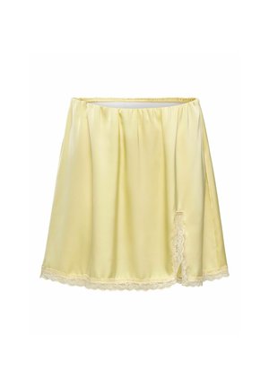 Demi-jupon en satin jaune clair avec ceinture élastique et bordure en dentelle à l’ourlet et à la fente latérale.