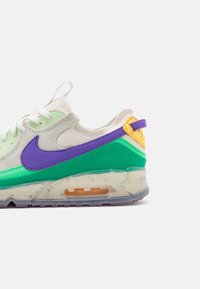 Tenisky Air Max v kombinaci světle zelené, fialové a tyrkysové barvy. Průhledná podrážka s viditelným vzduchovým polstrováním, textilní svršek s texturou a gumové detaily.