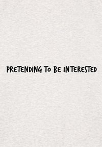 T-shirt in cotone grigio con maniche corte, decorato con bold testo nero che recita "FINGENDO DI ESSERE INTERESSATO" nella parte anteriore.